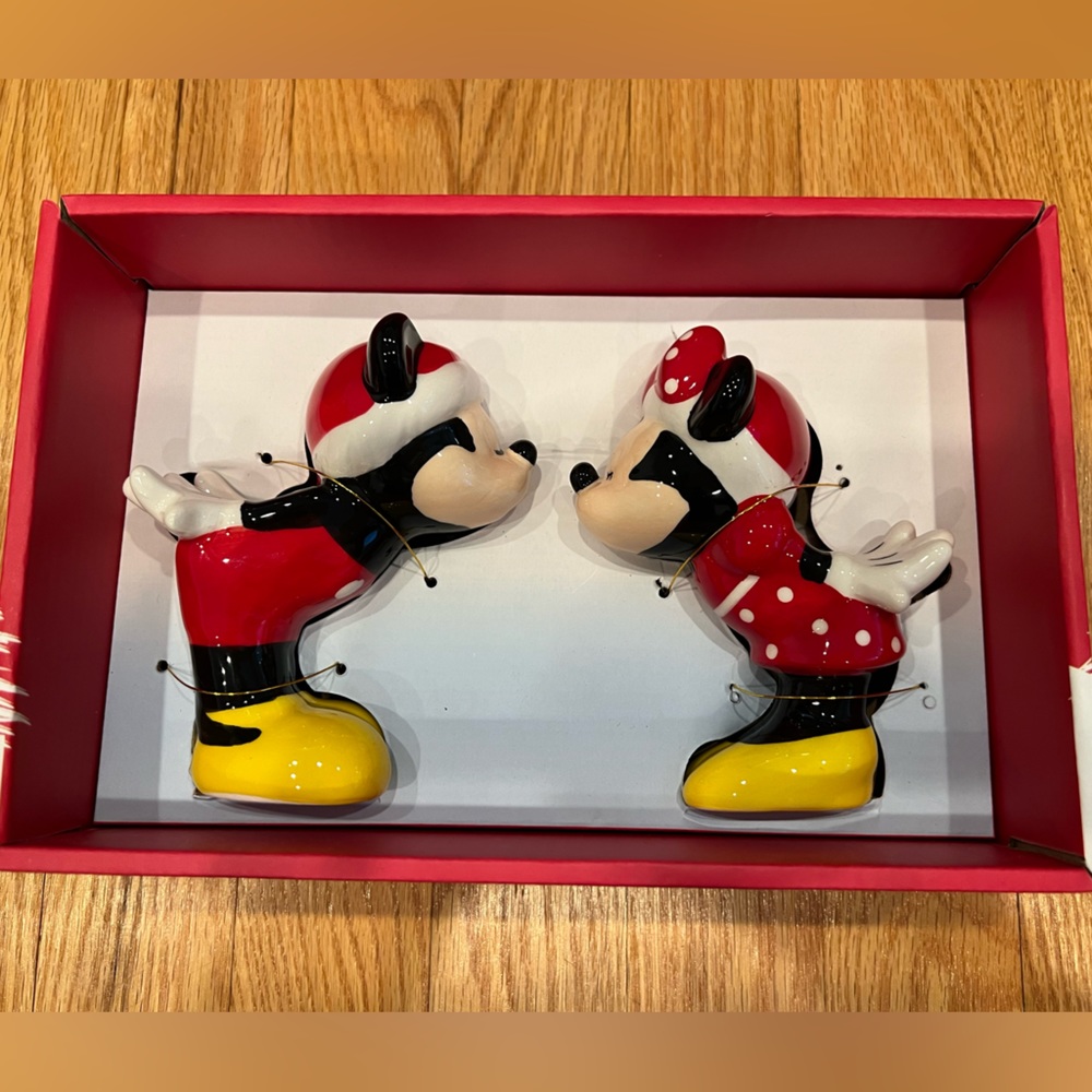 Disney mickey and Minnie Mouse salt pepper shakers